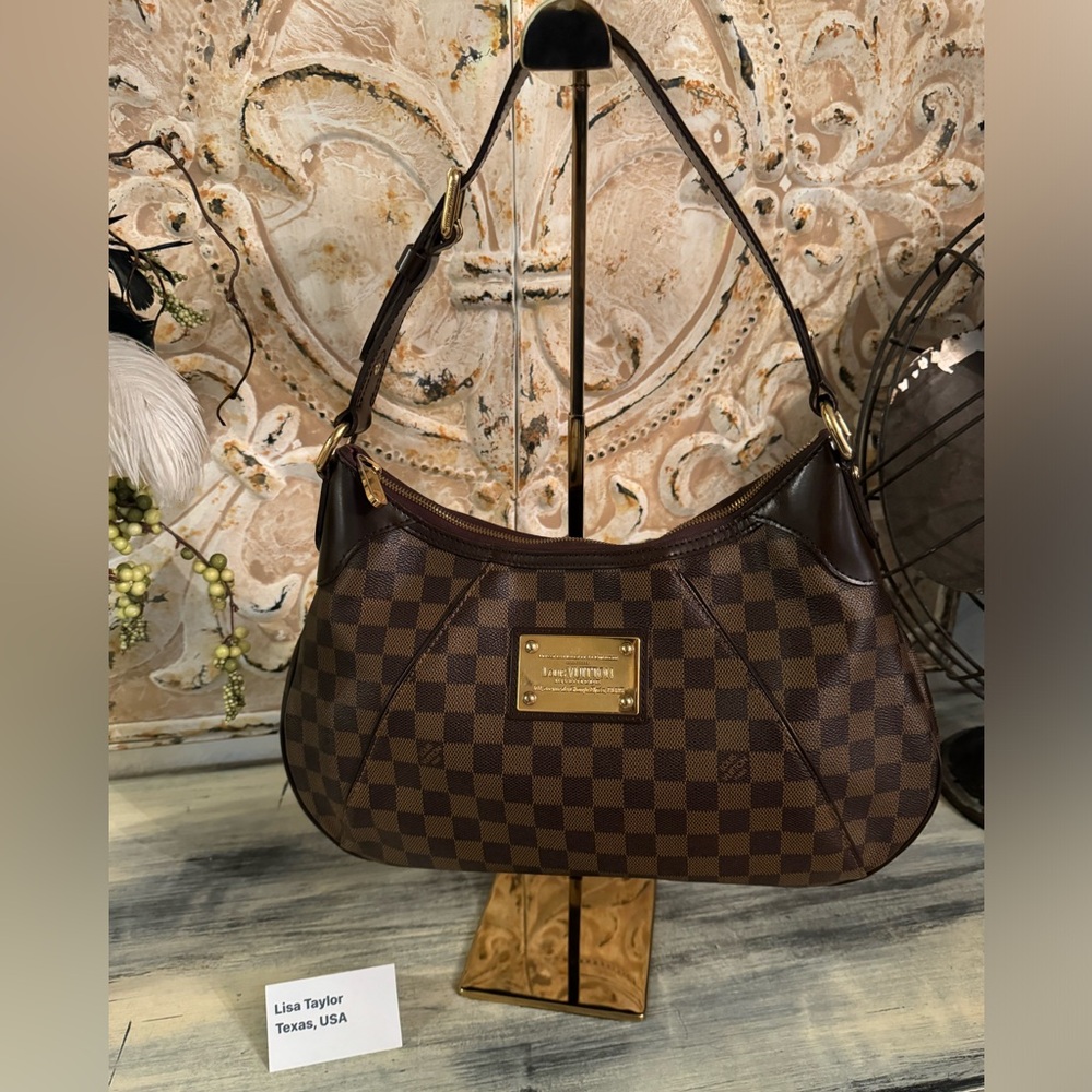 Louis Vuitton Thames GM in Damier Ebene.